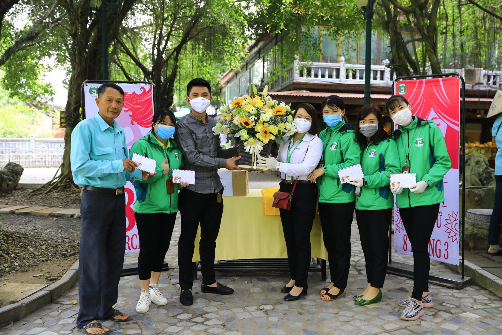 Nhân viên công ty mặc đồng phục